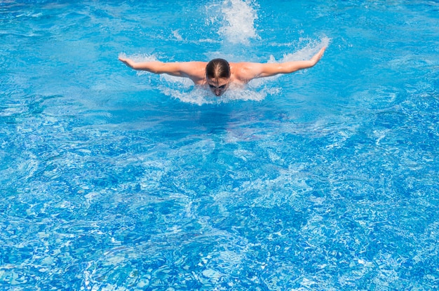 Entrenamiento de nadador competitivo estilo mariposa