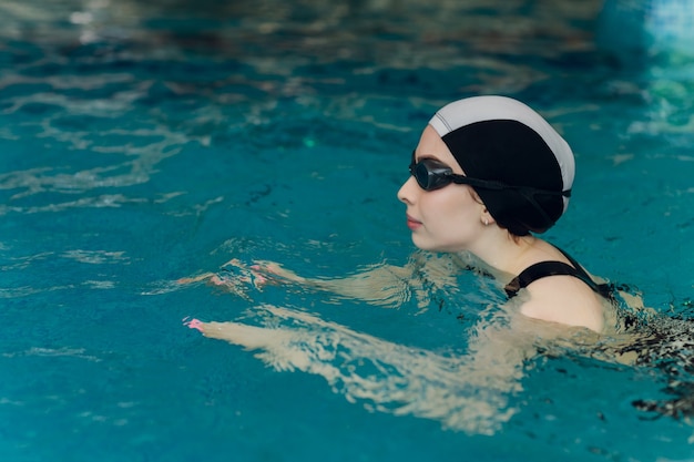 Entrenamiento de nadadora profesional en una piscina