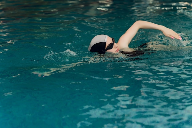 Entrenamiento de nadadora profesional en una piscina