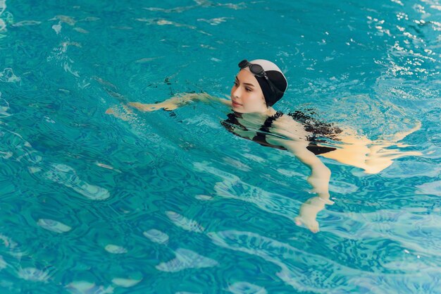 Foto entrenamiento de nadadora profesional en una piscina