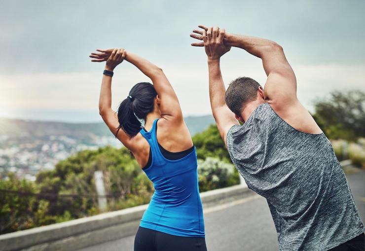 Foto entrenamiento de pareja y estiramiento de los brazos al aire libre por la mañana para beneficios para la salud, el bienestar y la aptitud las personas se preparan y comienzan el ejercicio con resistencia en el desafío de verano o músculo flexible en la espalda