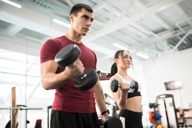 Entrenamiento en pareja con pesas en el gimnasio