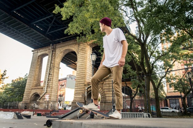 Entrenamiento de patinadores en un skate park en Nueva York