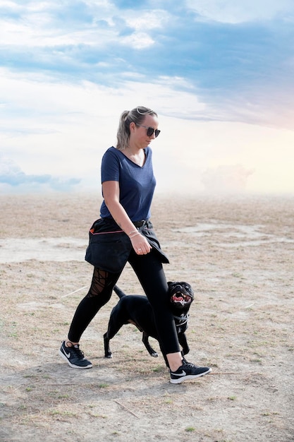 Entrenamiento de perros para disciplina de obediencia en un club.