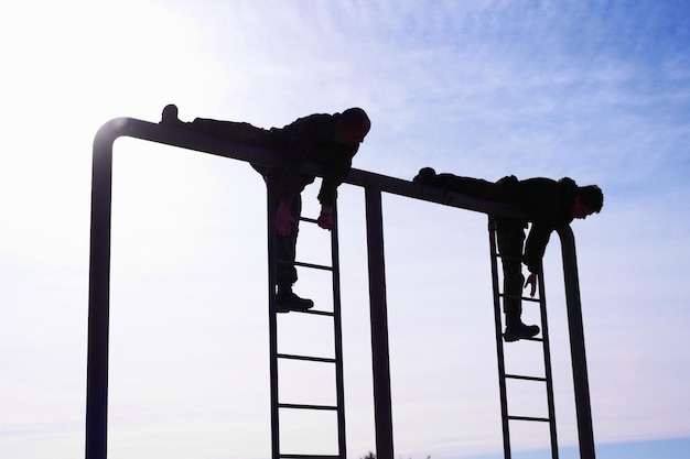 Foto entrenamiento de perseverancia. pilotos en prácticas haciendo una carrera de obstáculos.