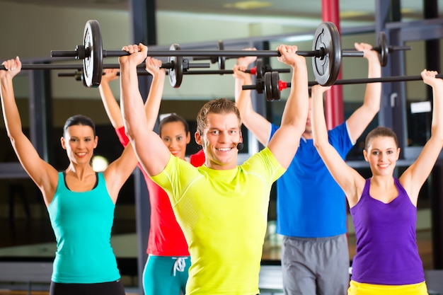 El entrenamiento con pesas en el gimnasio con pesas