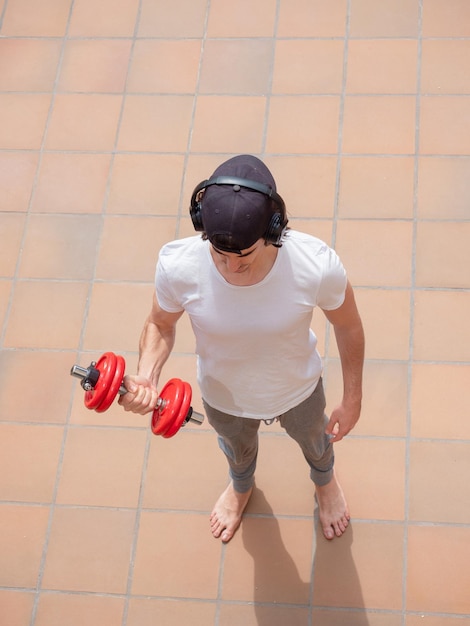 Entrenamiento con pesas joven