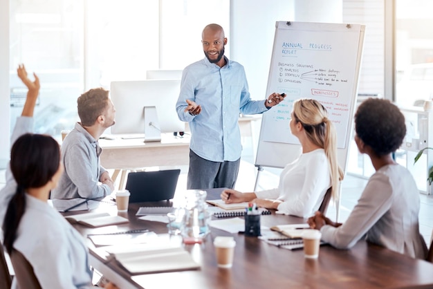 Entrenamiento de presentación y preguntas con un hombre de negocios en la oficina hablando con un equipo sobre nuestra visión Reunión de enseñanza e información con un orador afroamericano dando un taller