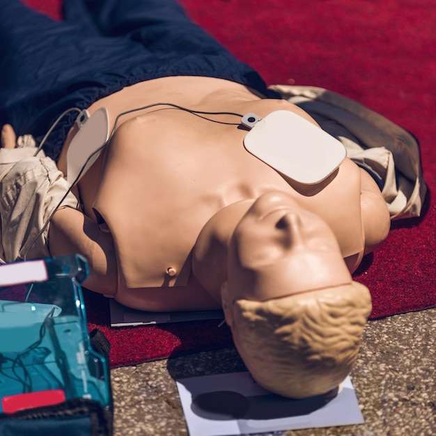 Foto entrenamiento de primeros auxilios de muñeca cpr al aire libre