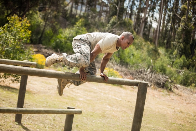 Entrenamiento de soldado militar en pista de fitness