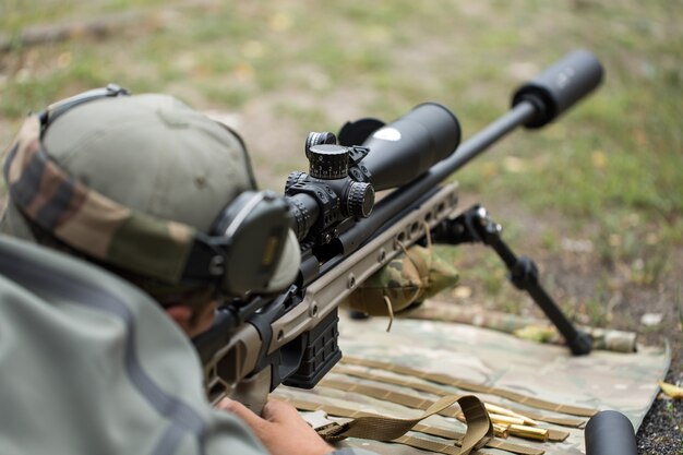 Entrenamiento de tiro y armas. Campo de tiro al aire libre