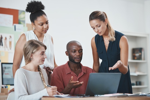 Entrenamiento de trabajo en equipo y gente de negocios en una computadora portátil trabajando juntos en reuniones Planificación de la colaboración y comunicación del grupo en la oficina lluvia de ideas o innovación con computadora o tecnología