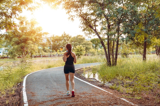 Entrenamientos de mujer saludable en el parque en verano