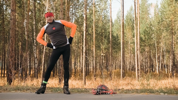 Entrenando a un atleta en los patinadores Biatlón paseo en el