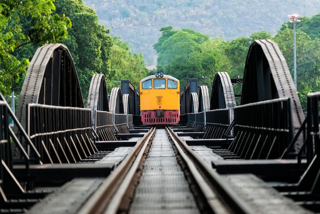 Entrene en el puente ferroviario en Kanchanaburi