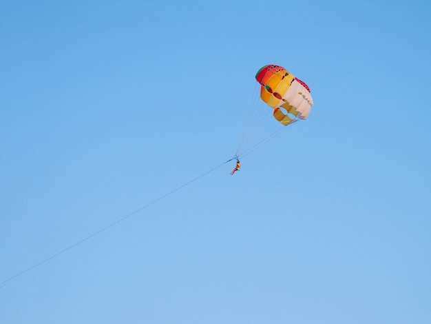 Entretenimento de parapente. Atividades de verão. Esportes extremos.