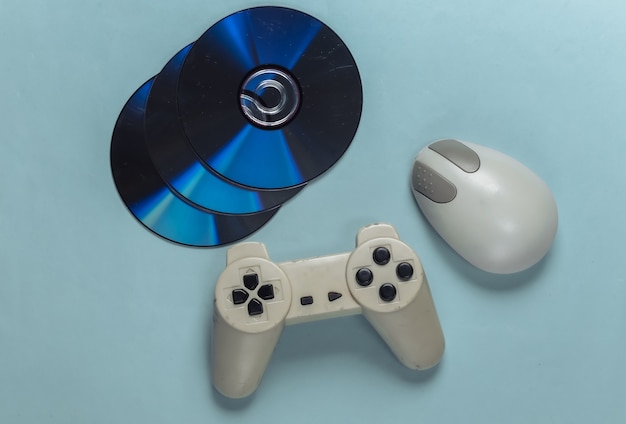 Entretenimento retrô. Rato de pc antiquado, gamepad e CD em azul