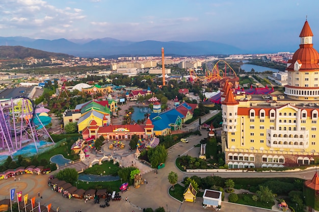 Entretenimento Sochi Park na Vila Olímpica. Vista do topo. Sochi, Rússia - 15 de outubro de 2021.