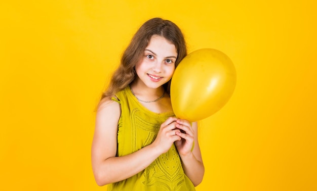 Entretenimiento cumpleaños concepto libertad niño fiesta y baile con globos en las manos niño divirtiéndose día internacional del niño infancia feliz niño pequeño con globos