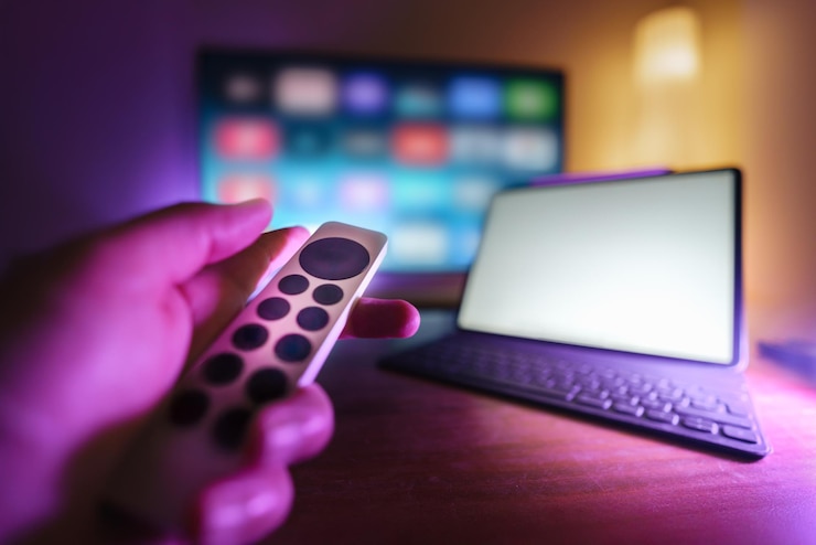 Foto entretenimiento para el hogar control remoto tv pantalla portátil configuración multimedia interior de la sala de estar