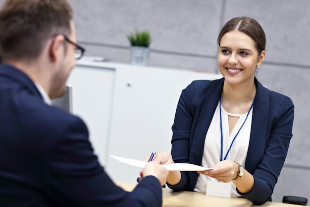 entrevista de negócios em escritório moderno