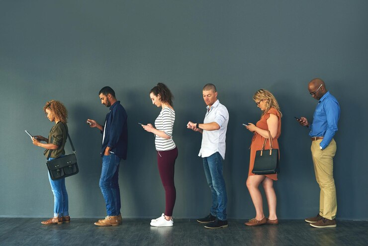 Foto entrevista de recursos humanos e observação com pessoas de negócios em fila em fundo cinzento para atraso ou atraso verificação de tempo de contratação e recrutamento com fila de grupo de candidatos no estúdio para oportunidade de emprego