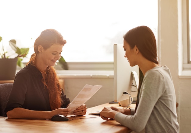 Entrevista de reunião e mulheres de negócios no escritório com documentos para planejamento de currículo e contratação Trabalho em equipe de comunicação e trabalhadoras com papelada para recrutamento e proposta de revisão de RH