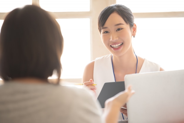 Entrevista de trabalho com um gerente de negócios corporativos