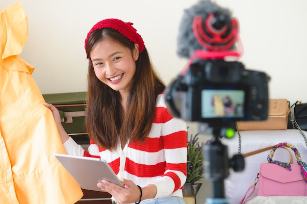 Entrevista do blogueiro Asian Beauty Vlogger com vídeo profissional de filme com câmera digital DSLR