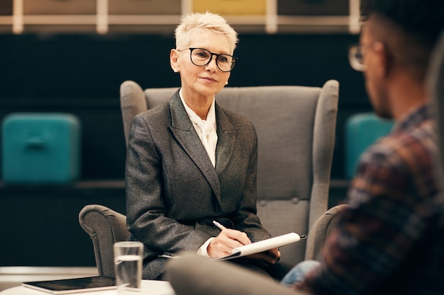 Entrevista de negocios en la oficina