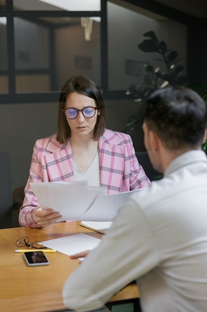 Foto entrevista o negociación exitosa y bella mujer de negocios en su entrevista de oficina