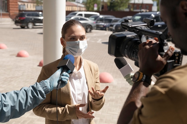 Foto entrevista de periodismo para noticias al aire libre