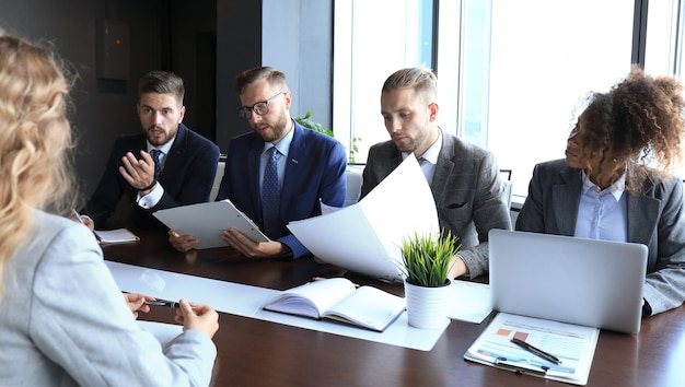 Entrevista de trabajo con el empleador, el empresario escucha las respuestas de los candidatos.