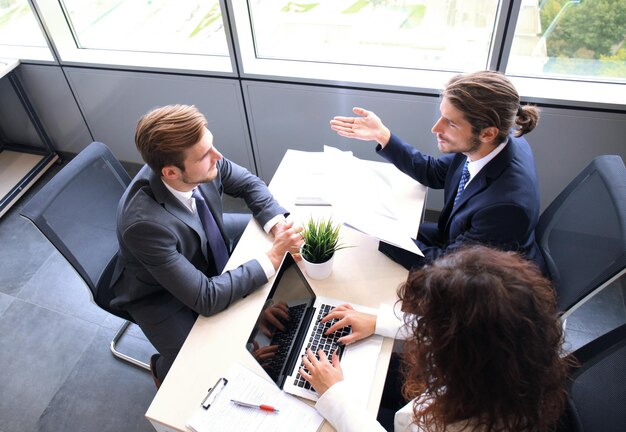 Entrevista de trabajo con el empleador, el empresario escucha las respuestas de los candidatos