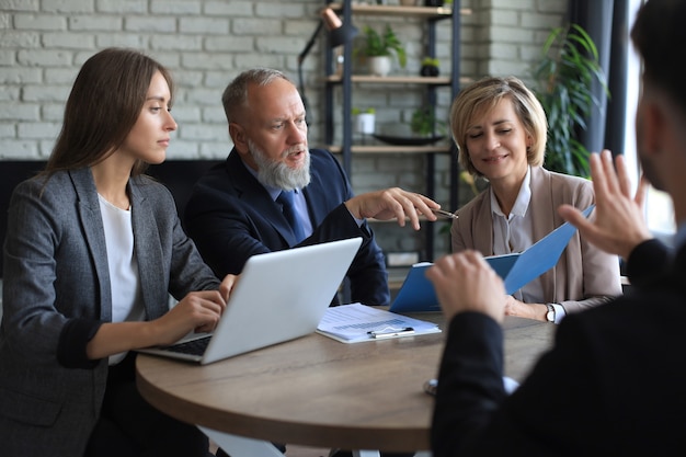 Entrevista de trabajo con el empleador, equipo empresarial escucha las respuestas de los candidatos.