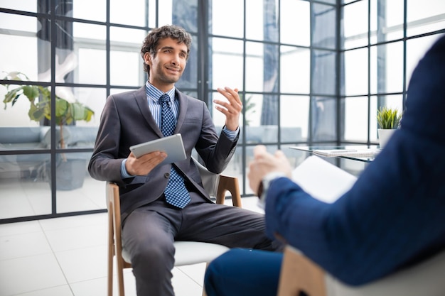 Entrevista de trabajo con el empresario empleador escucha las respuestas de los candidatos