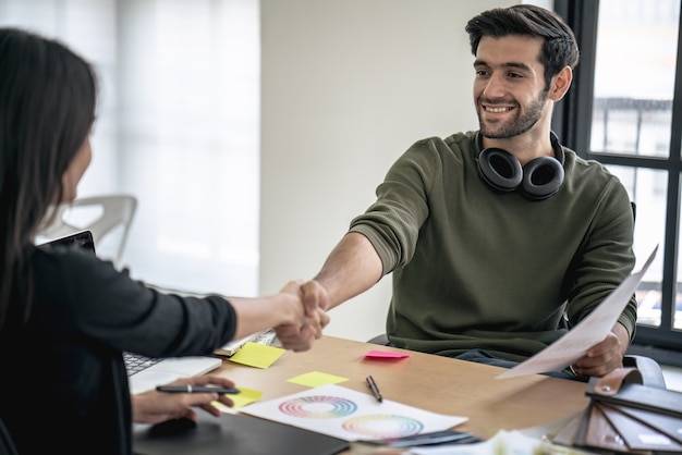 Foto entrevista de trabajo exitosa, gerente de jefe y apretón de manos del empleado