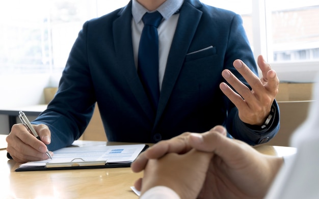 Foto entrevista de trabajo con el gerente de recursos humanos en la oficina