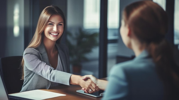 Entrevista de trabajo Hermosa mujer entrevistada y apretón de manos del entrevistador en una oficina moderna y luminosa