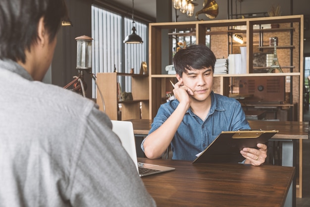 Entrevista de trabajo, hoja de vida de revisión del empleador, reclutador considerando la aplicación