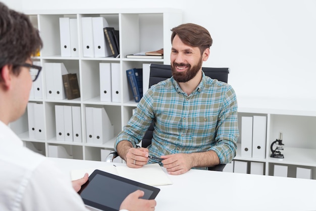 Foto entrevista de trabajo en la oficina