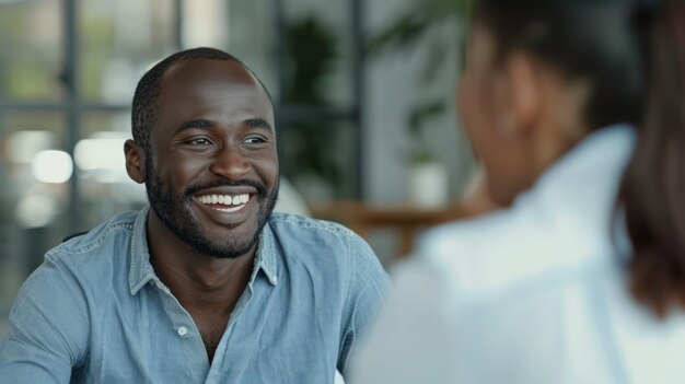 Foto un entrevistador sonriendo y haciendo que el candidato se sienta a gusto