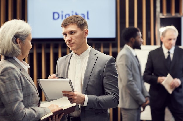 Entrevistando a un participante del foro de negocios