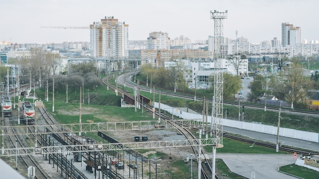 Entroncamento ferroviário com muitos trilhos, perto da estação ferroviária na cidade