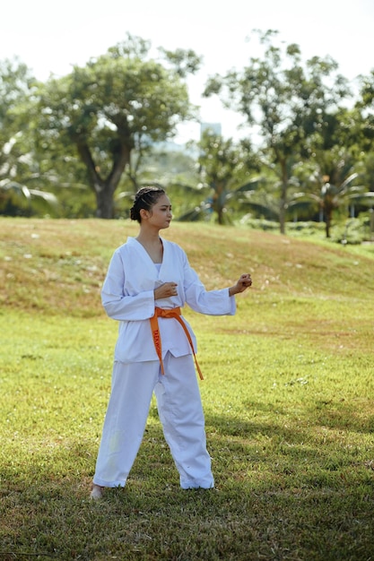 Entschlossene Taekwondo-Sportlerin