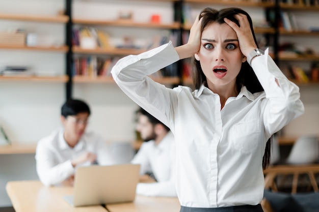 Entsetzte Frau im Büro