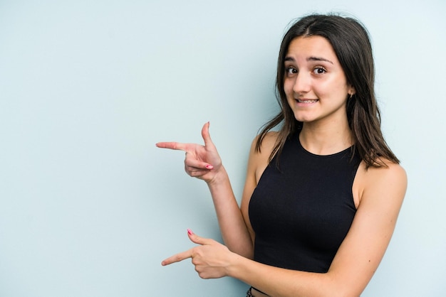 Entsetztes Zeigen mit Zeigefingern auf einen Kopienraum