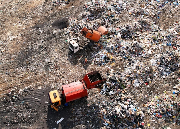 Foto entsorgung von müll auf einer deponie mülldeponie mit müll aus kunststoff müllwagen entlädt müll auf der deponie