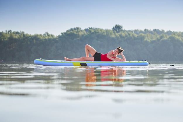 Entspannen auf einem Paddleboard in einem Fluss an einem heißen Sommertag river