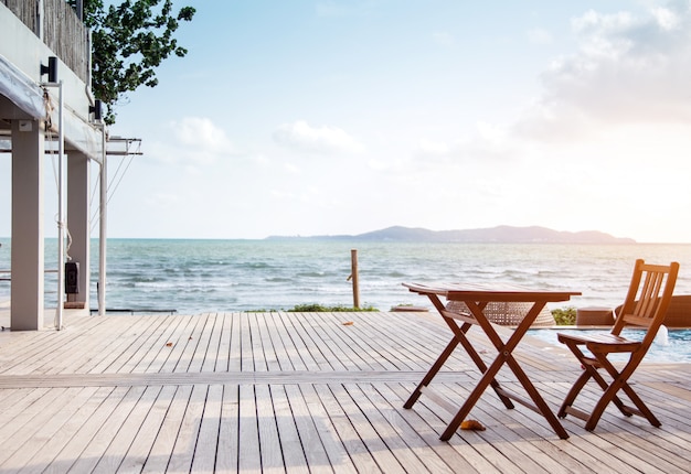 Entspannen im Resort mit Sitzgelegenheiten im Freien am Strand